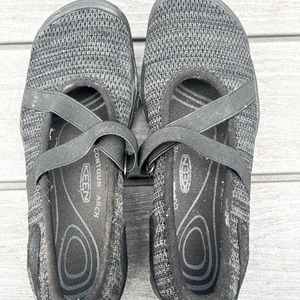 Women’s black Keen strappy water shoes, US size 5